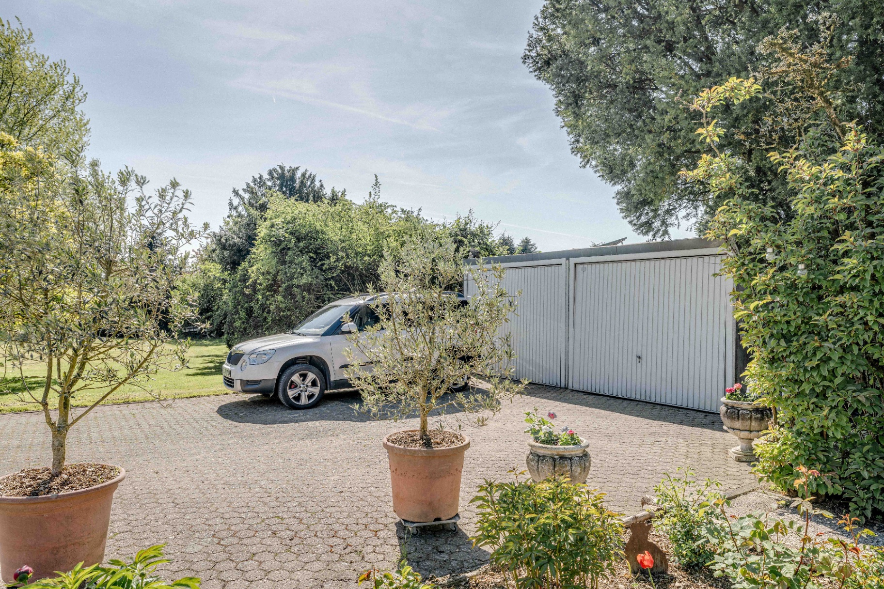 Zufahrt mit Doppelgarage
