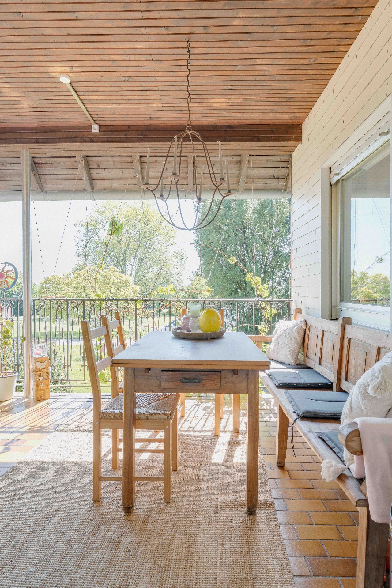 Überdachte Loggia mit Gartenblick