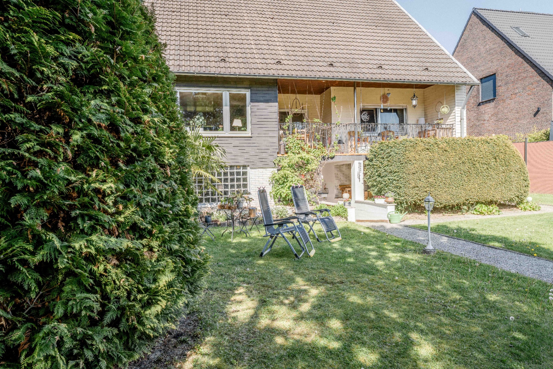 Hausrückseite mit Terrasse und Garten