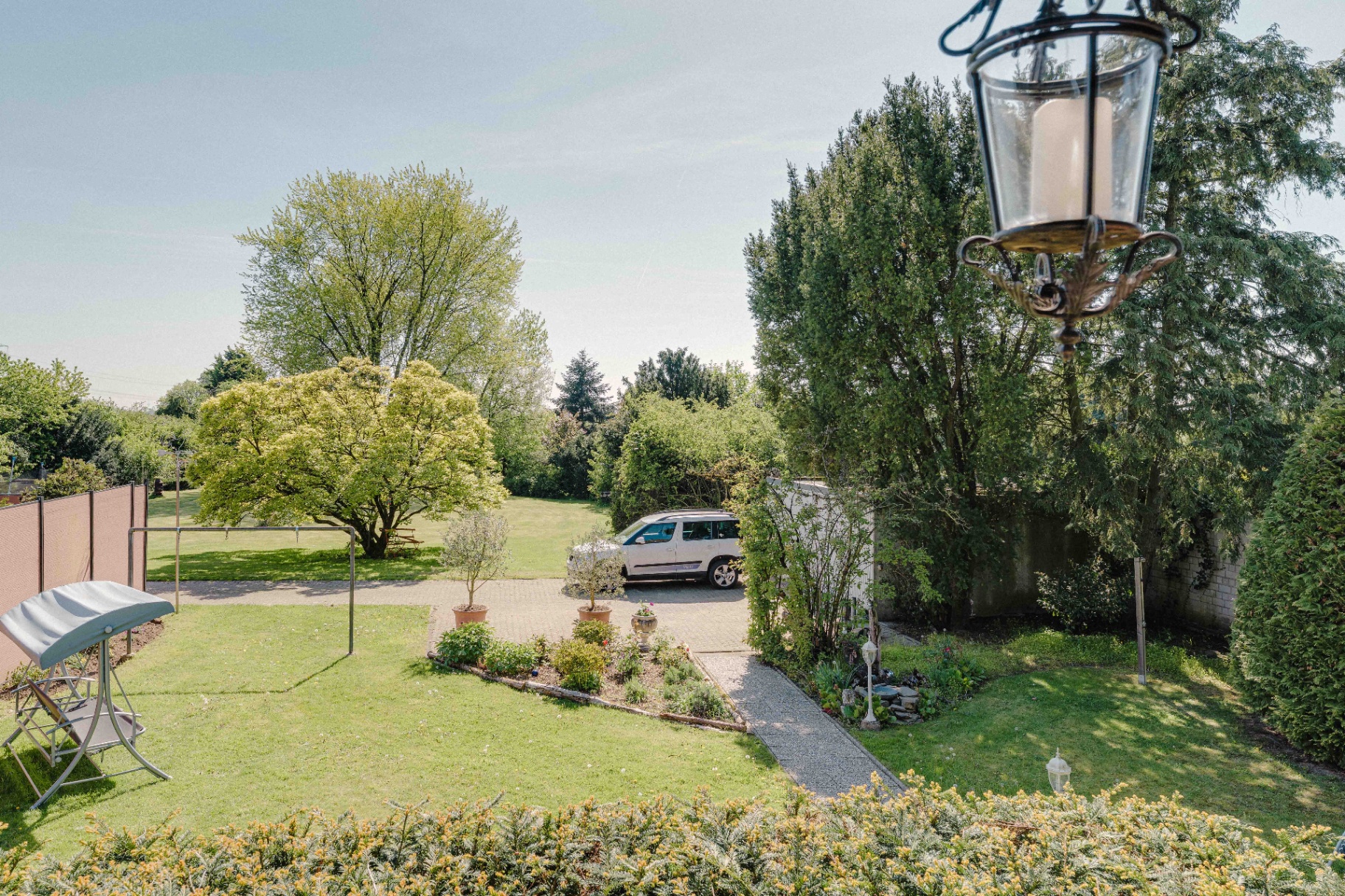 Gartenperspektive mit altem Baumbestand