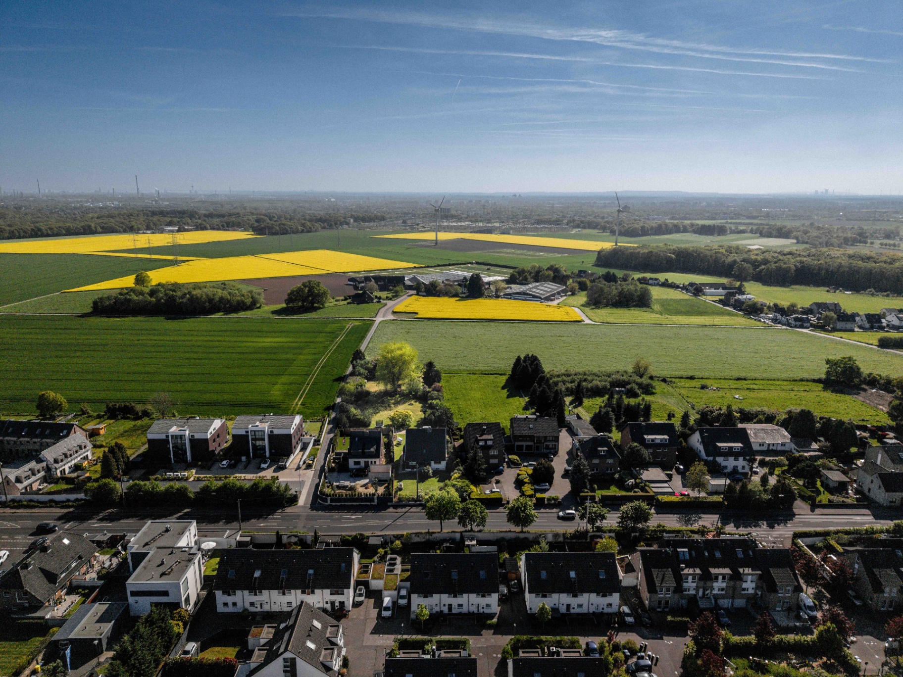 Panoramablick über Lage und Feldrand
