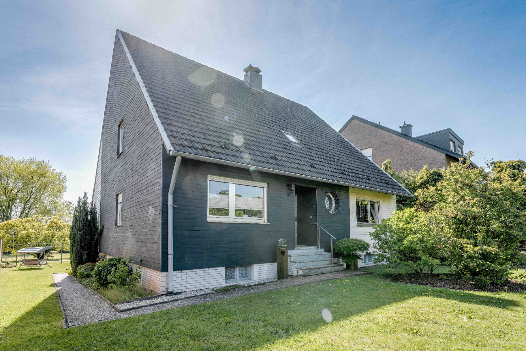Hausansicht von der Zufahrt
