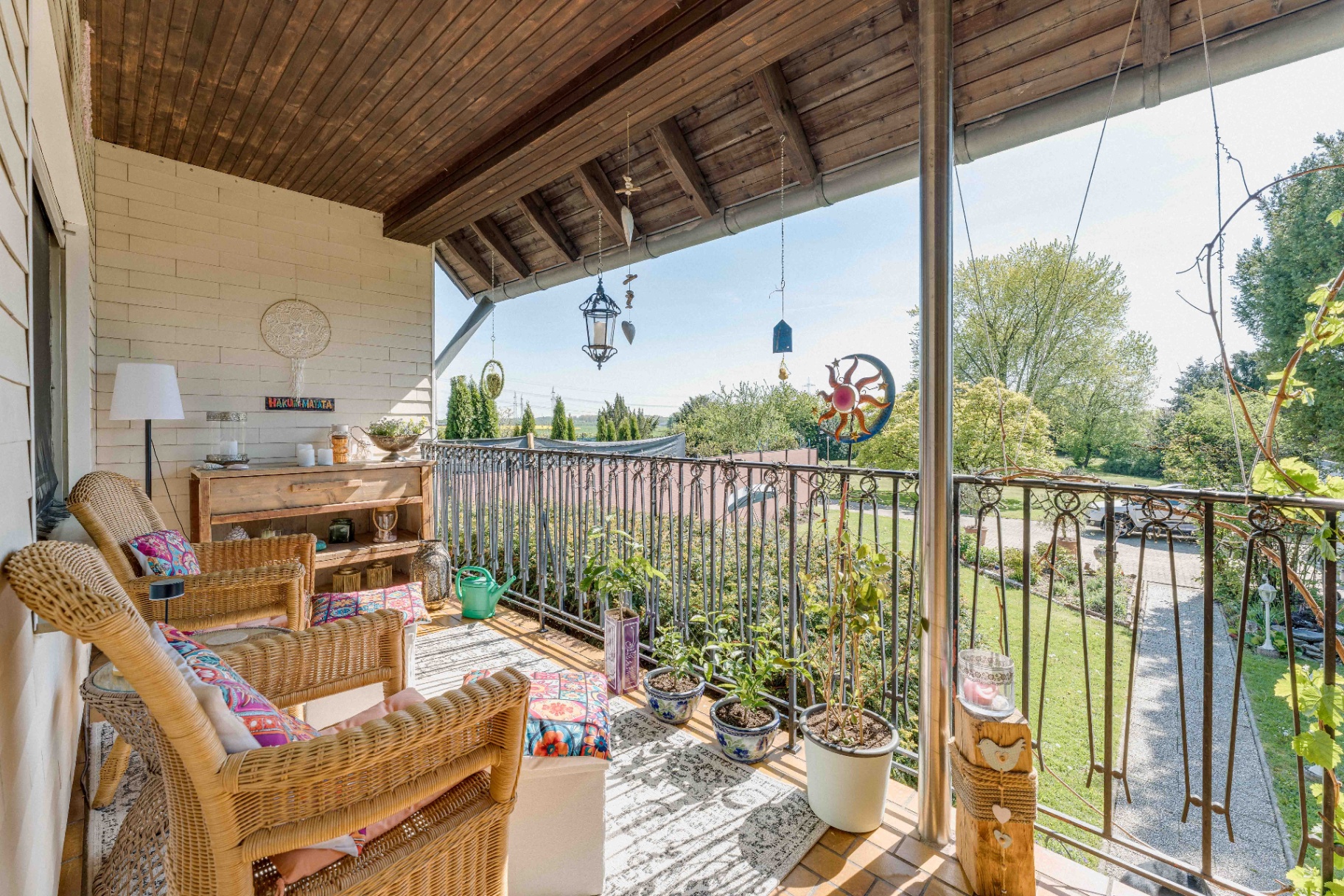 Sonnenloggia mit Weitblick über das Grundstück