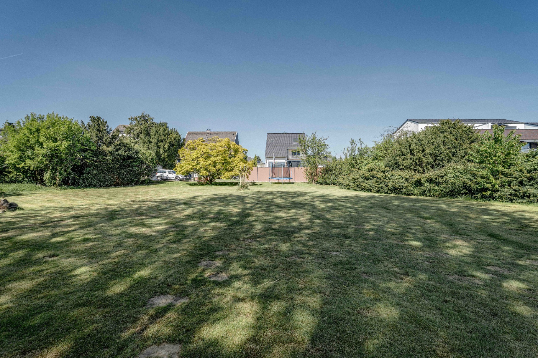Weitläufige Rasenfläche mit Blick zum Haus