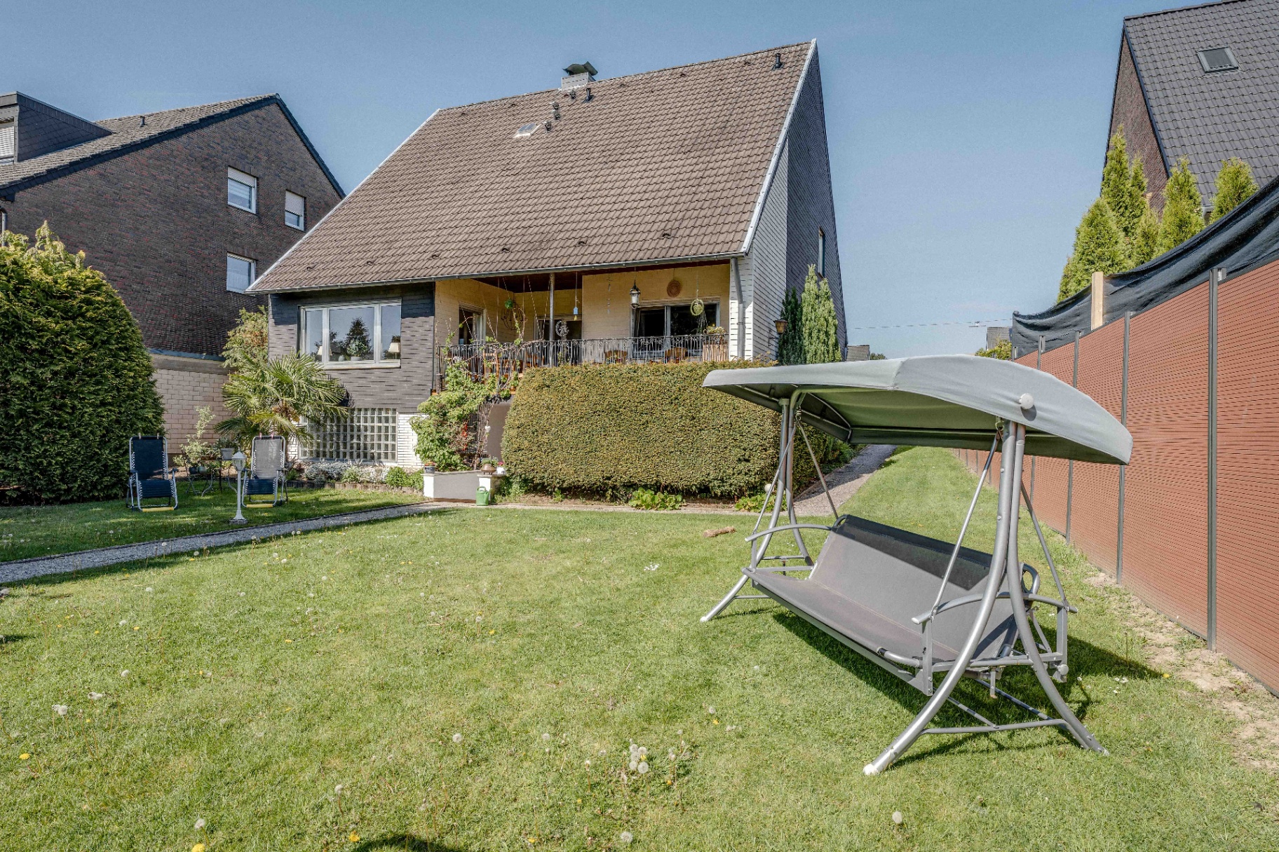 Großer Garten mit Hausrückseite